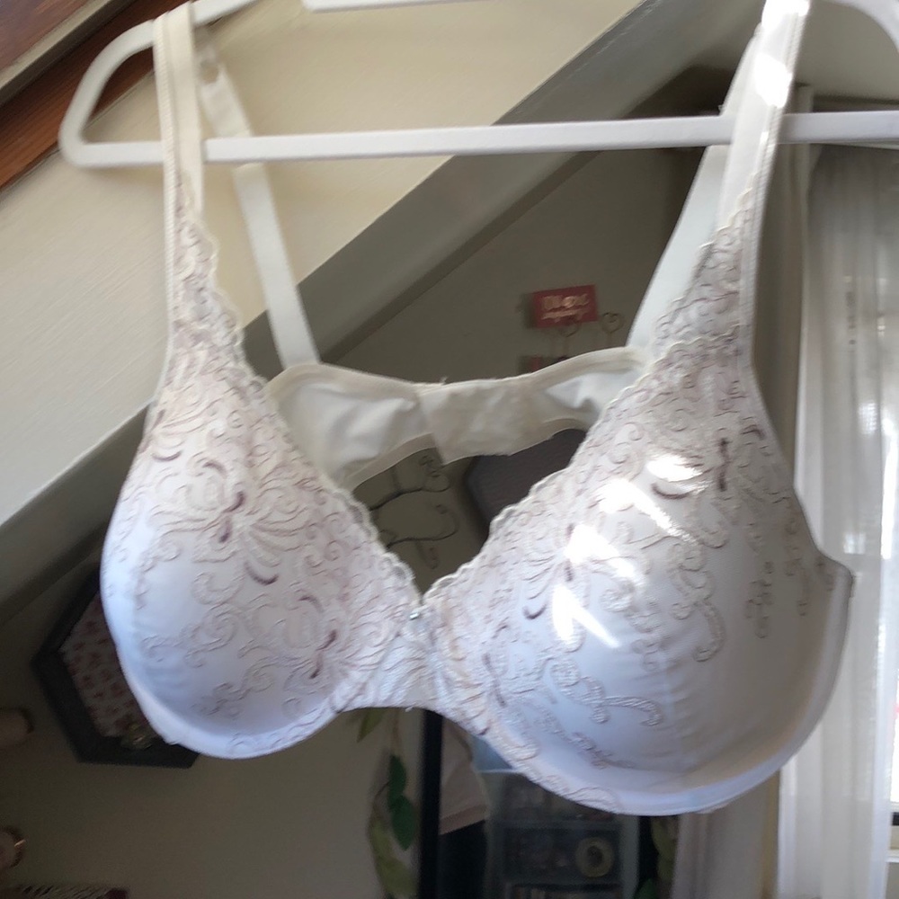 Playtex Secrets Beautiful Lift Embroidered Underwire Bra